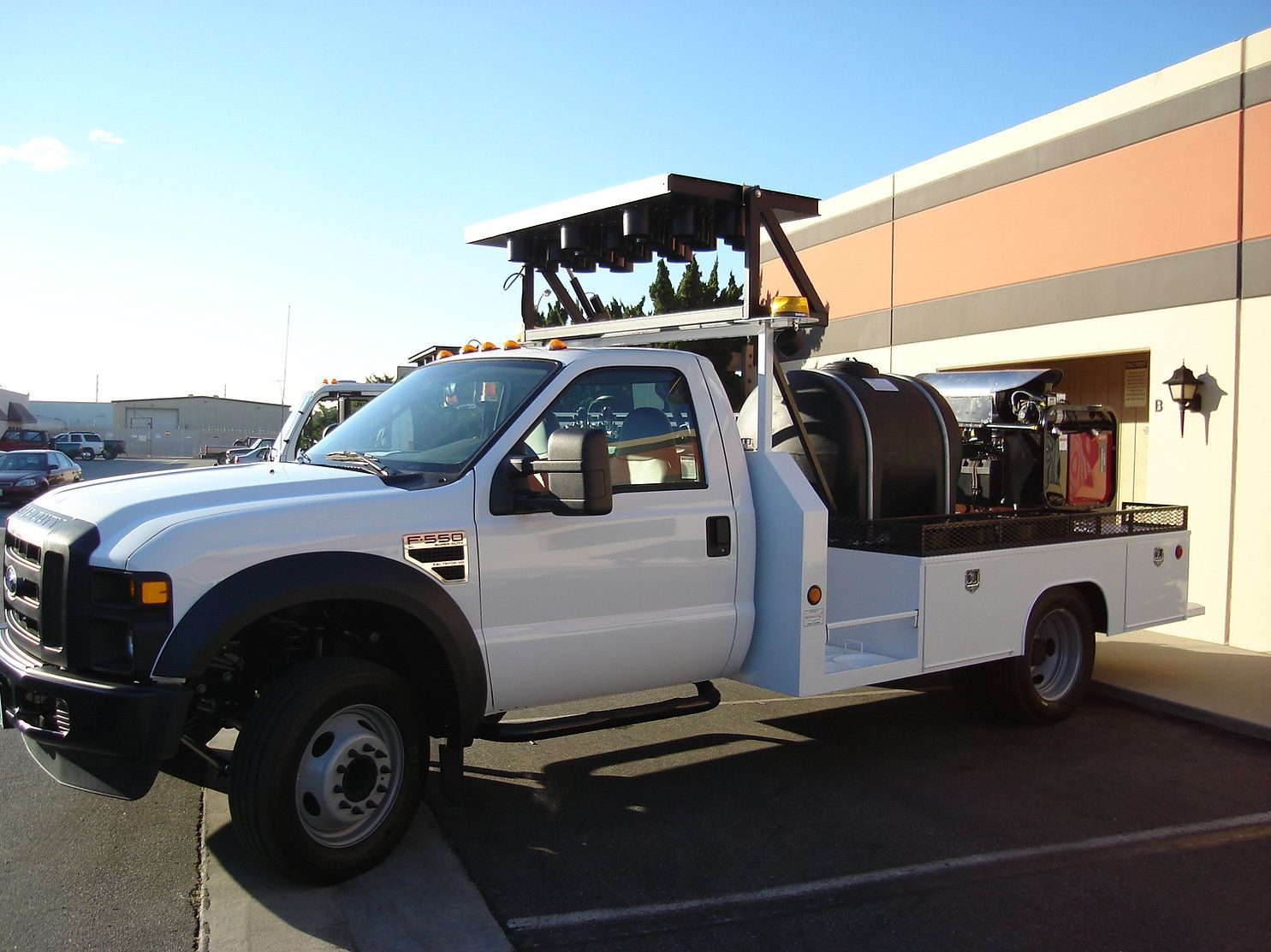 Roadline graffiti-removal truck, model GPMT-H/W: a white service-body pickup with a tank, hot-water machine and arrow board