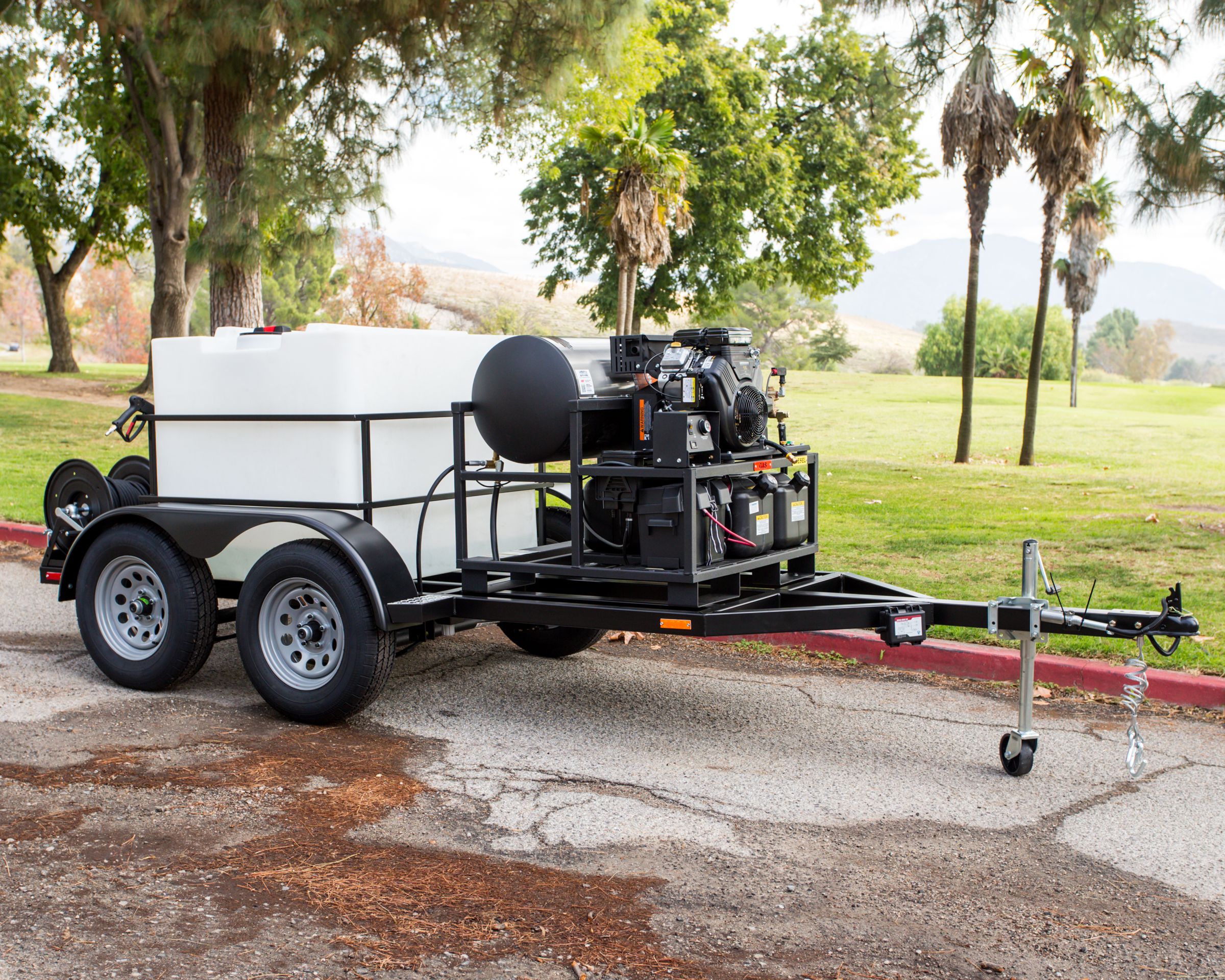 AWW-HDS5 on the UTT330 tandem axle, photographed by Universal Trailer